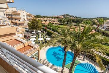 هتل Illot Suites