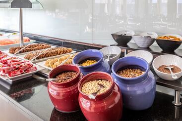 هتل Illot Suites