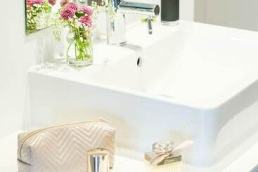 هتل Illot Suites