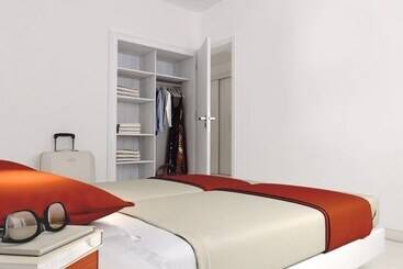 هتل Illot Suites