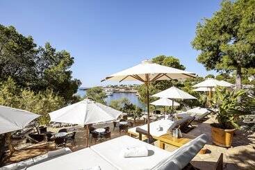 هتل Robinson Cala Serena