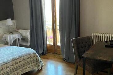 Hostal Pedraforca - سالديس