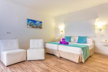 Отель Fergus Style Cala Blanca Suites