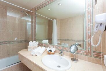 Отель Fergus Style Cala Blanca Suites