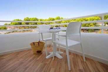 Отель Fergus Style Cala Blanca Suites
