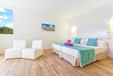 Отель Fergus Style Cala Blanca Suites