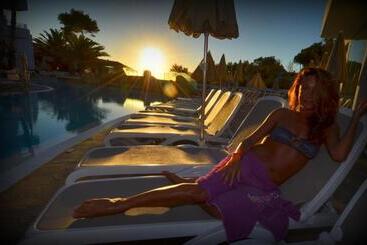 Отель Fergus Style Cala Blanca Suites