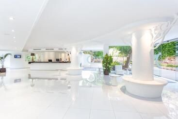 Отель Fergus Style Cala Blanca Suites