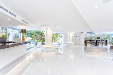 Отель Fergus Style Cala Blanca Suites