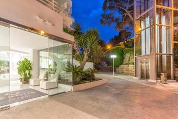 Отель Fergus Style Cala Blanca Suites