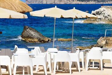 Отель Fergus Style Cala Blanca Suites