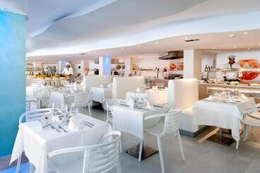 Отель Fergus Style Cala Blanca Suites