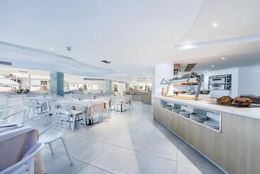 Отель Fergus Style Cala Blanca Suites