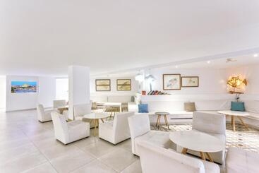 Отель Fergus Style Cala Blanca Suites