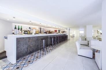 Отель Fergus Style Cala Blanca Suites