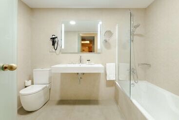 هتل Hesperia Barcelona Sant Just