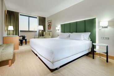 هتل Hesperia Barcelona Sant Just