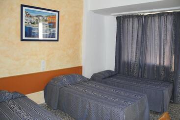هتل Hostal Mengual