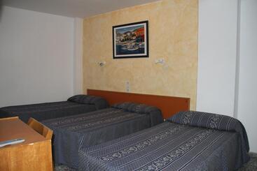 هتل Hostal Mengual
