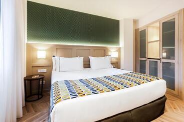 هتل Eurostars Puerta Real
