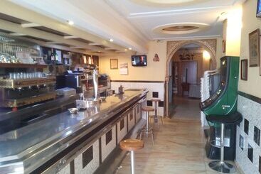 هتل Hostal Manolete
