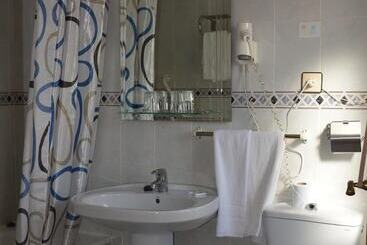 هتل Hostal Manolete