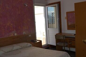 هتل Hostal Manolete
