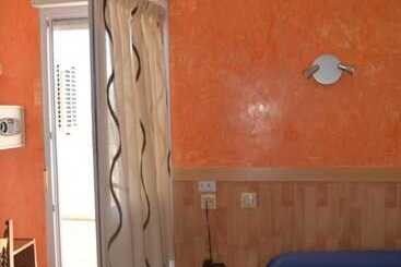 هتل Hostal Manolete