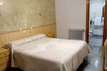هتل Hostal Manolete