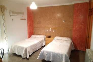 هتل Hostal Manolete