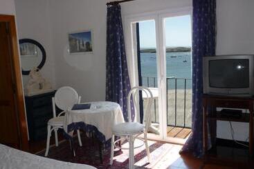 هتل Port Lligat