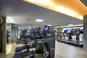 هتل NH Collection Madrid Eurobuilding