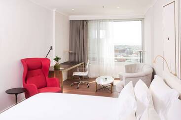 هتل NH Collection Madrid Eurobuilding