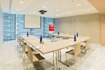 هتل NH Collection Madrid Eurobuilding