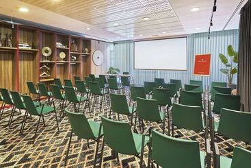 هتل NH Collection Madrid Eurobuilding