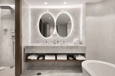 هتل NH Collection Madrid Eurobuilding