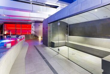 هتل NH Collection Madrid Eurobuilding