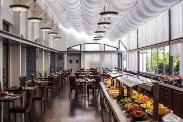 هتل Pullman Madrid Airport & Feria