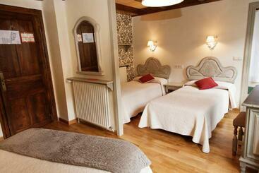 هتل Villa De Torla