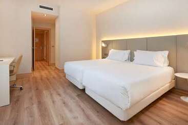 هتل NH Bilbao Deusto