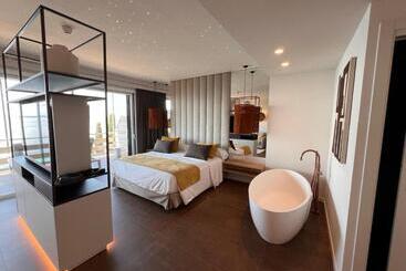 هتل Canyelles Platja