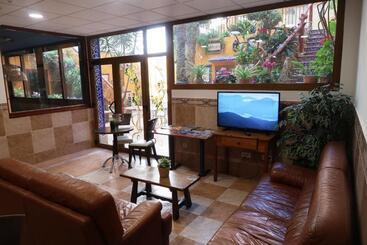 فندق El Cami