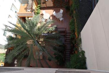 فندق El Cami