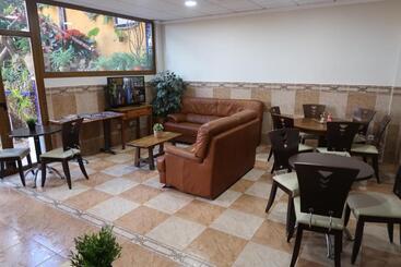 فندق El Cami