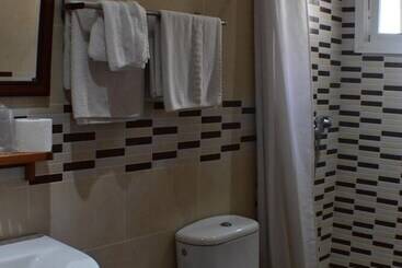 هتل Hostal Alamare