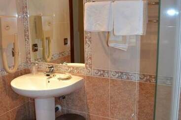 هتل Hostal Carlos V
