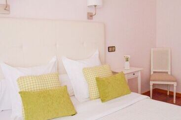 هتل Hostal Carlos V