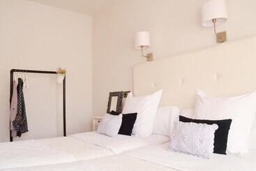 هتل Hostal Carlos V