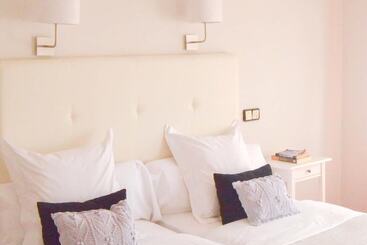 هتل Hostal Carlos V