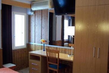 هتل Hostal El Carmen